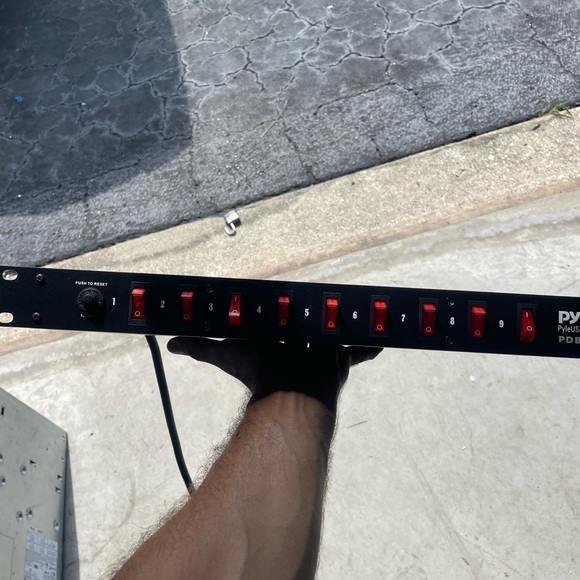 PylePro PDBC70 1U Rack Mount AC Power Supply Strip 15A 1800VA - Picture 6 of 6